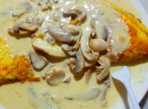 Una foto de OMELETTE BAÑADO EN CREMA DE CHAMPIÑONES ♥️