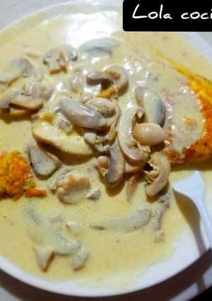 Una foto de OMELETTE BAÑADO EN CREMA DE CHAMPIÑONES ♥️