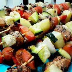 Una foto de Brochetas de pollo y verduras
