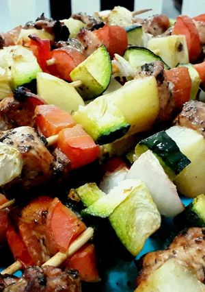 Una foto de Brochetas de pollo y verduras