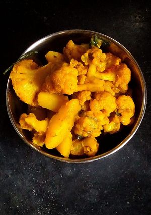 ফুলকপি র তরকারি (Fulkopir tarkari recipe in bengali) রেসিপির প্রধান ছবি
