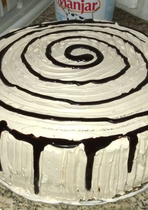 Una foto de Bizcochuelo con dulce de leche y chantilly