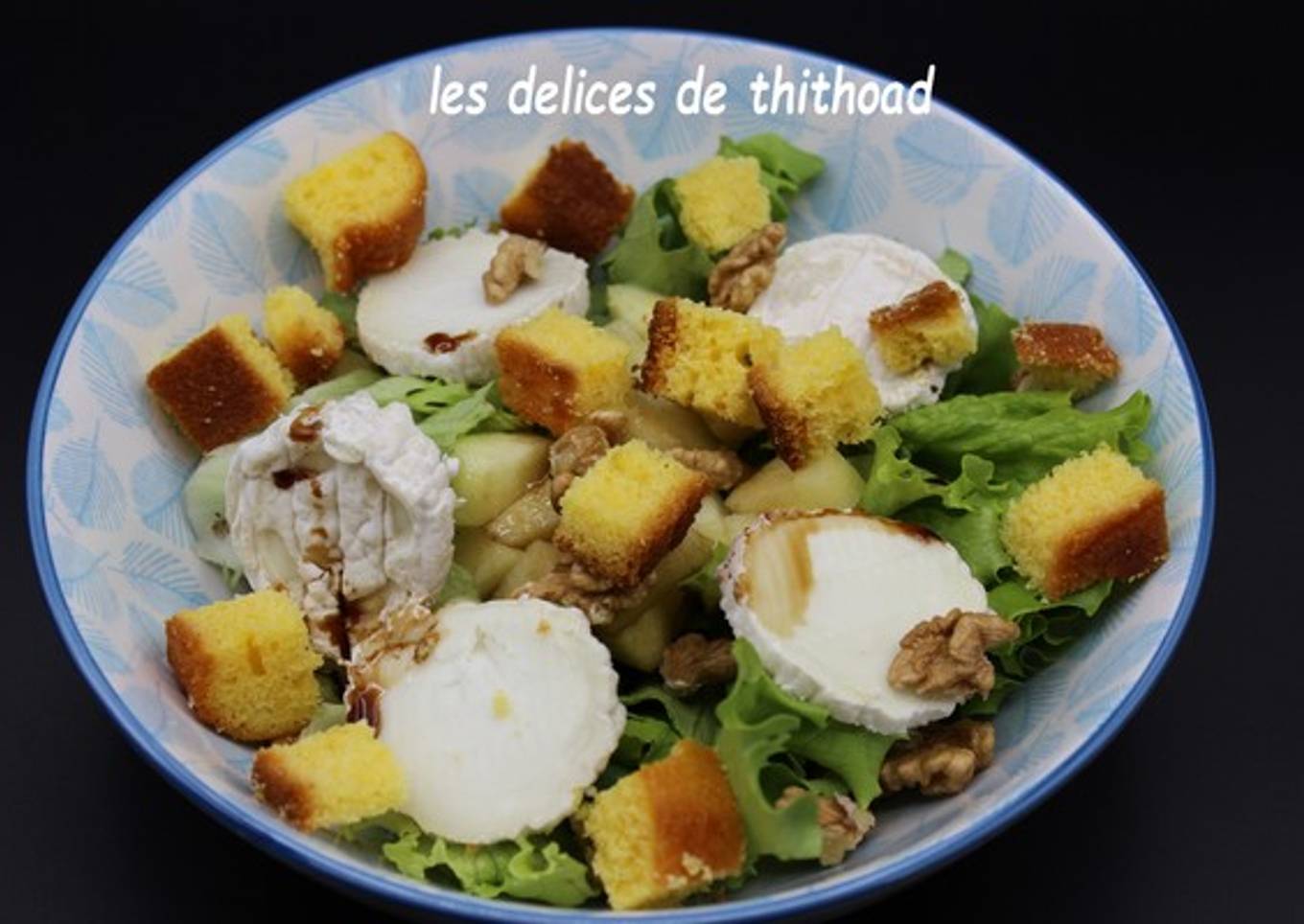 Salade croquante, pomme verte, chèvre et quatre quart