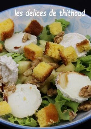 Une photo de Salade croquante, pomme verte, chèvre et quatre quart