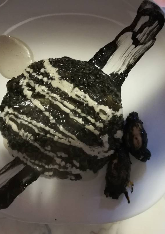 Una foto de Arroz negro con ali oli