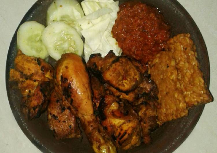 Ayam bakar sambal penyet Lamongan �?�