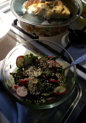 Фото Салат с редисом и огурцом с кунжутом.