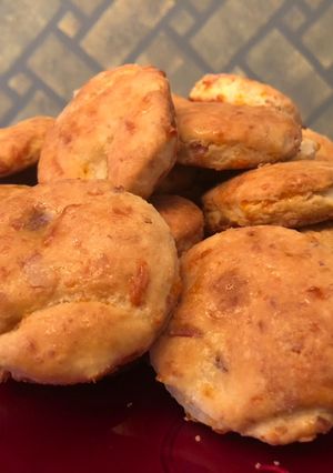 Sajtos baconös amerikai pogácsa juhar sziruppal recept fotója