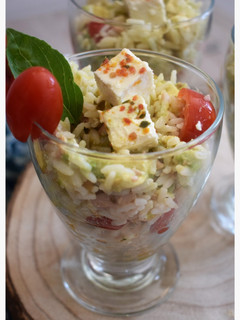 Une photo de Salade de riz avocat feta