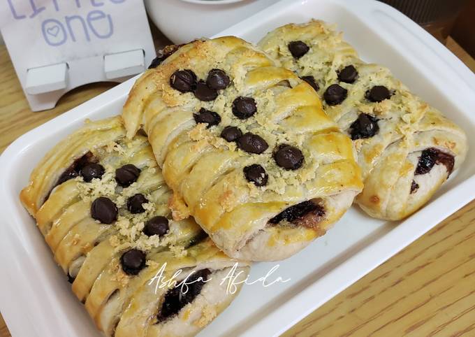 Bagaimana Menyiapkan Choco Cheese Banana Strudel yang Lezat Sekali