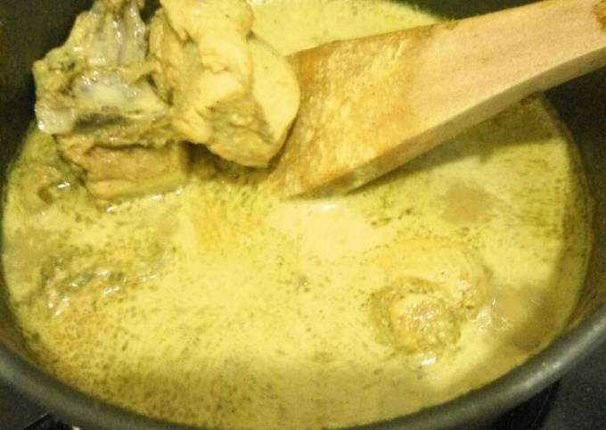 Opor ayam dengan bumbu cap pohon mangga