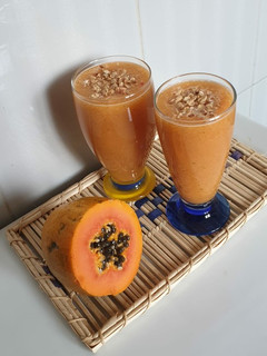 Una foto de Trago refrescante de papaya con melocotón y peras