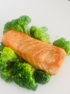 Foto resep Grilled salmon & broccoli untuk balita