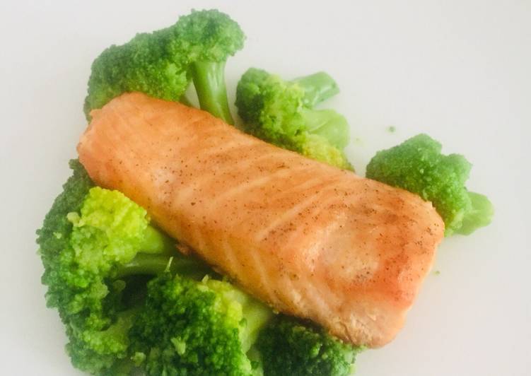 Rahasia Membuat Grilled salmon &amp; broccoli untuk balita yang Lezat