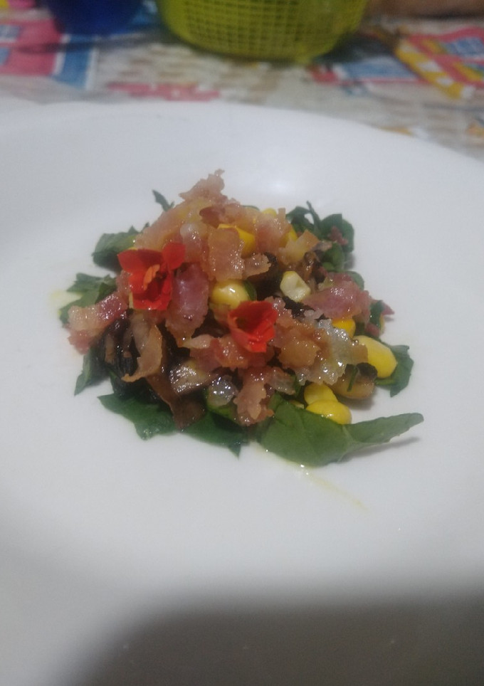 Una foto de Ensalada de espinacas con tocino