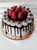 Drip cake crema oreo y frutillas