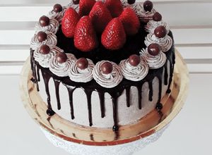 Una foto de Drip cake crema oreo y frutillas