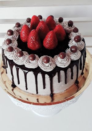 Una foto de Drip cake crema oreo y frutillas