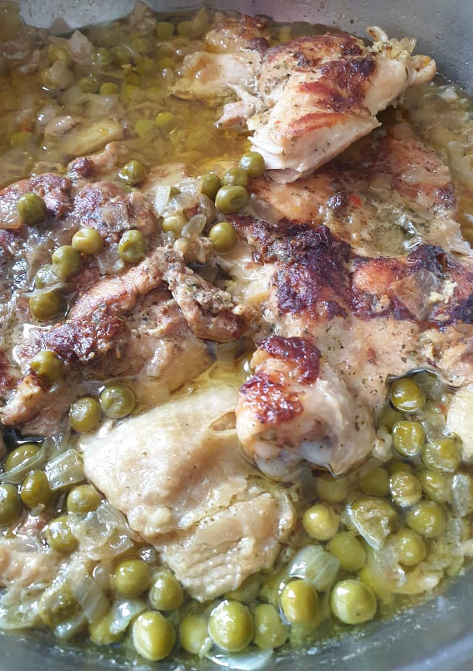 Una foto de Pollos en salsa de guisantes