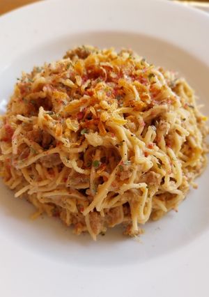 Una foto de Noodles con carne, verduras y huevo