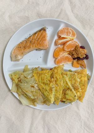 鮭魚減醣減脂便當（炒高麗菜、煎鮭魚、高麗菜蛋） 的食譜成品照片