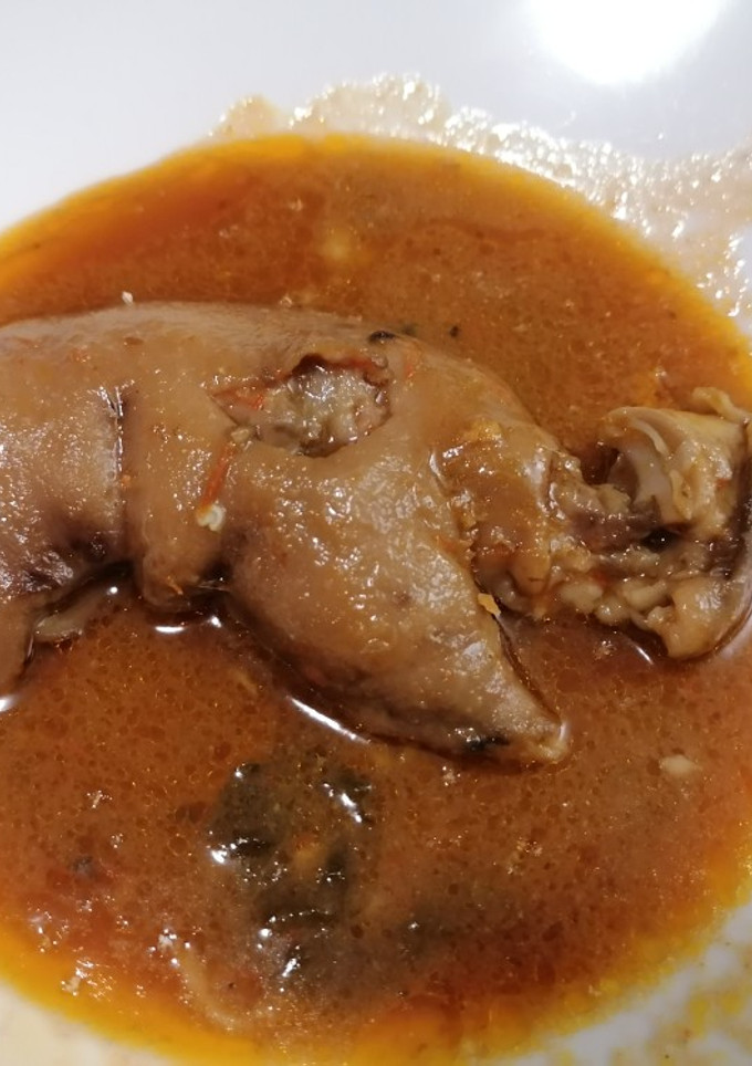 Una foto de 171. Pies de cerdo en salsa picante / Cocción lenta