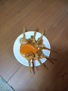 Una foto de Aperitivo de gambas fritas con mojo de pimiento del piquillo