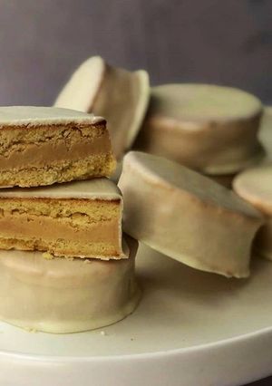 Una foto de Alfajor de Maní 🥜 ⚪️