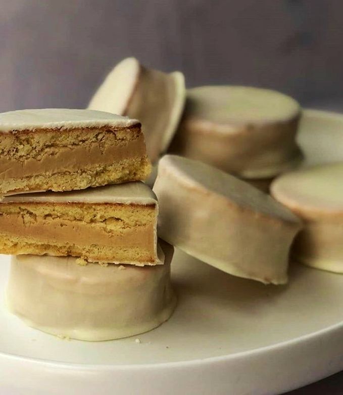 Una foto de Alfajor de Maní 🥜 ⚪️