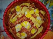 Una foto de huevo de codorniz frita
