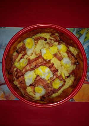 Una foto de Pizza de Panceta y Huevos Fritos de Codorniz