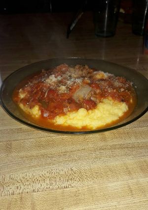 Una foto de Polenta con chorizos