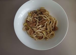 Une photo de Udon aux légumes et au '' porc'' sauce asiatique