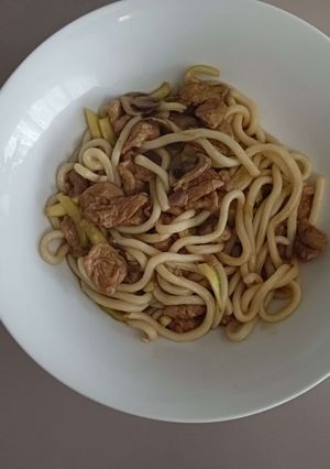 Une photo de Udon aux légumes et au '' porc'' sauce asiatique