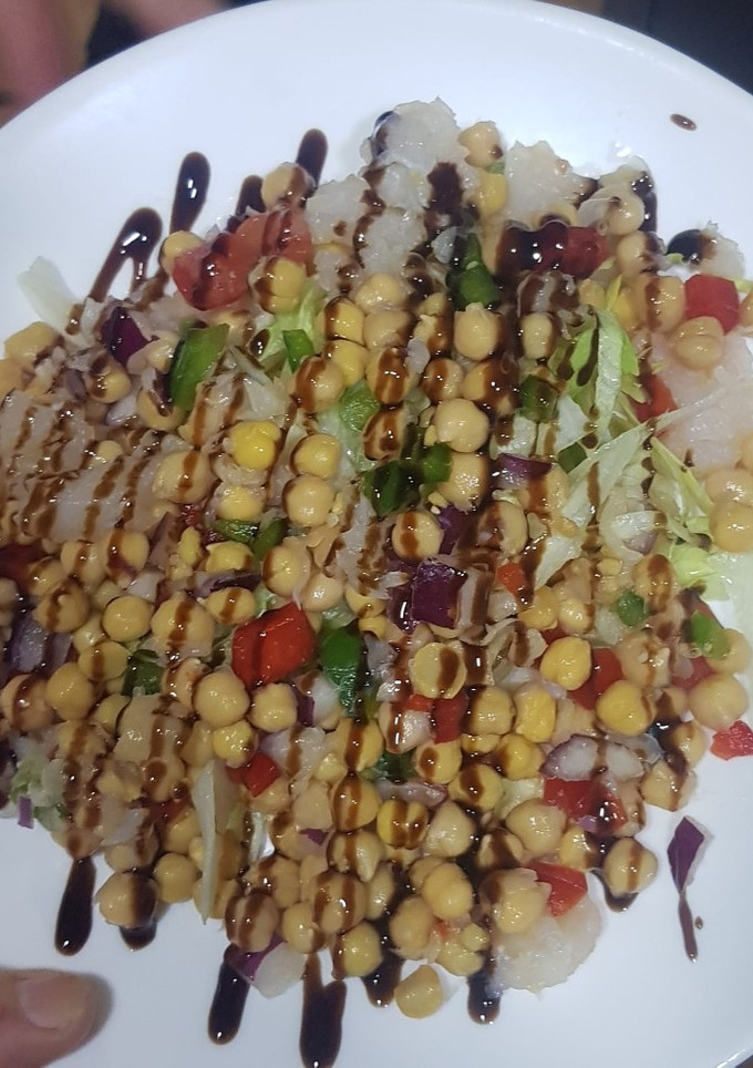 Una foto de Ensalada de garbanzos con bacalao