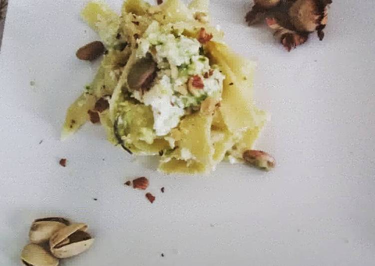 Pappardelle con ricotta e avocado