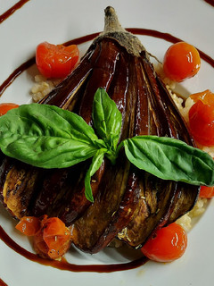 Una foto de Ensalada de berenjenas asadas con tomates confitados