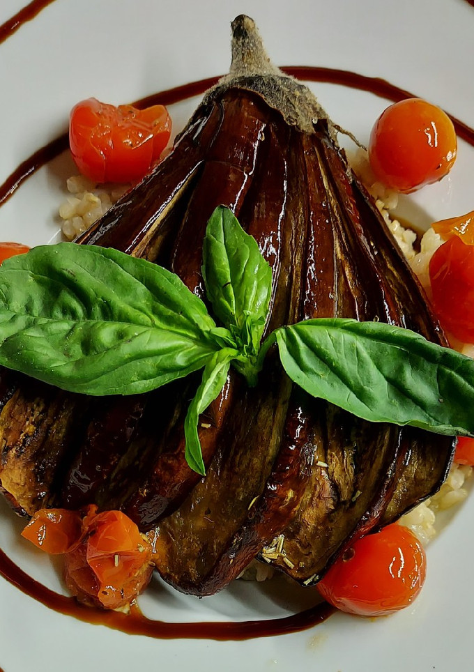 Una foto de Ensalada de berenjenas asadas con tomates confitados