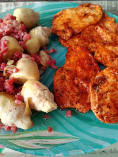 Una foto de Combinado de pollo adobado y alcachofas