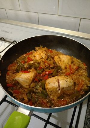 Una foto de Pollo al wok con vegetales y arroz (para dos)