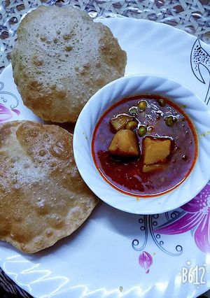 A picture of Aloo matar.