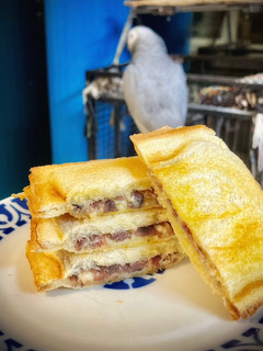 Una foto de Sándwich de queso La Peral y anchoas