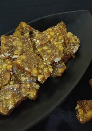 ड्राई फ्रूट चिक्की (dry fruit chikki recipe in Hindi) रेसिपी मुख्य फोटो