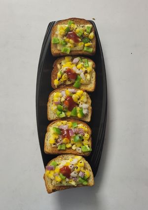 A picture of Corn 🌽 Capsicum 🫑 Cheesy Toast.
