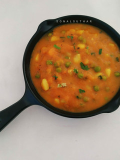 વટાણા બટાકા નું શાક (Vatana bataka nu Shak recipe in Gujarati) રેસીપી મુખ્ય ફોટો