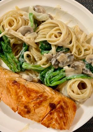 鮭魚菠白醬義大利麵 的食譜成品照片