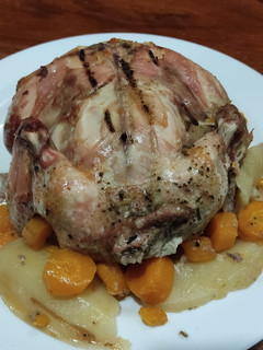 Una foto de Pollo entero asado al carbón con papas y zanahoria