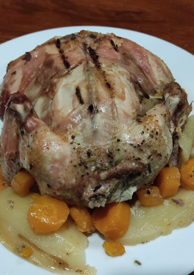 Una foto de Pollo entero asado al carbón con papas y zanahoria