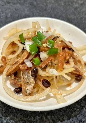 紅燒鰻涼拌洋蔥(簡單料理) 的食譜成品照片