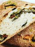 Focaccia mille strati con broccoli al vapore, pomodori secchi e montasio